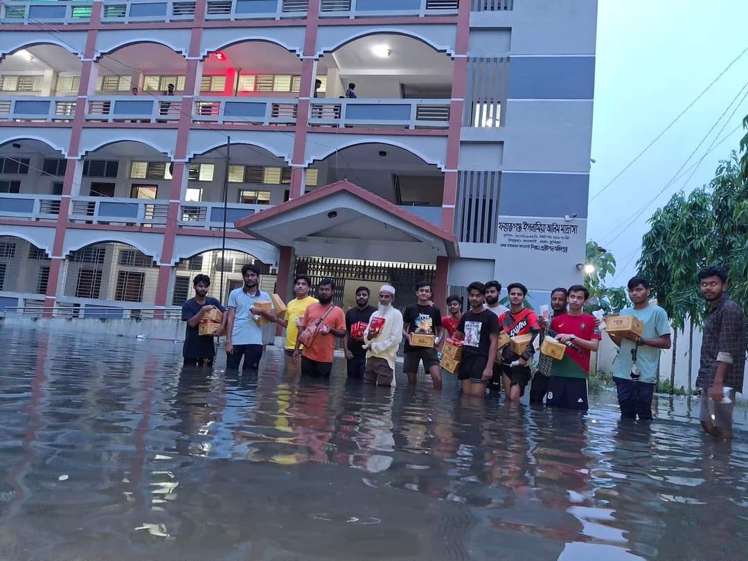 আশ্রয় নেয়া বন্যায় ক্ষতিগ্রস্থদের মাঝে শুকনো খাবার বিতরণ